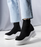 Černé ponožkové boty s bílou podrážkou od Cali